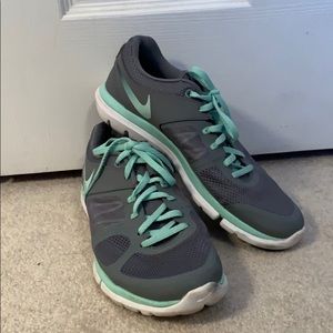 Women’s grey size 9.5 Nike flex 2014 run
